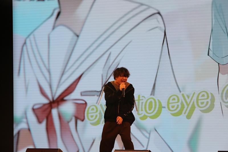 イベントで歌を歌っているえるさん。