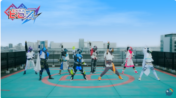 MV「みんなでおどれ!」の佐伯イッテツの最後のポーズは、足を閉じて後ろに重心を置く形で片手を突き上げている。