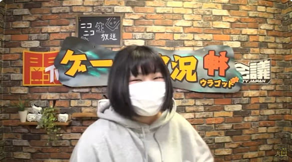 ニコニコ生放送に出演するイカスミ系女子