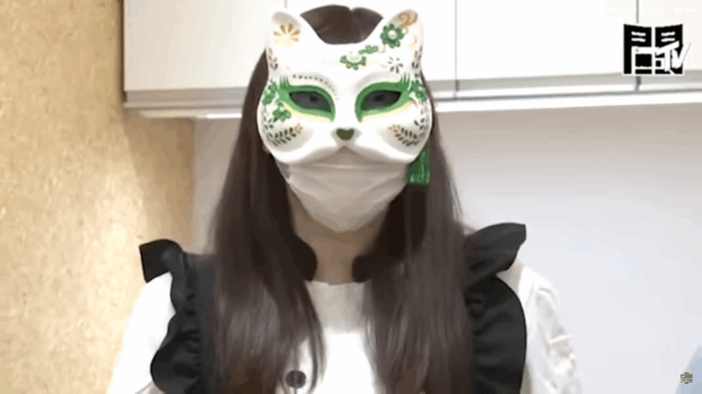 碧衣さん実写映像のバストアップ画像で犬のお面とマスクで顔は隠されている画像。