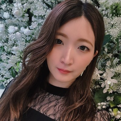 愛川菜帆さんのXより、本人実写バストアップ画像。