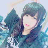 ブログと同じくダークブラウンの髪にぱっちり目元のらぶりーらいあーは、夜見れなの前世と言われています。