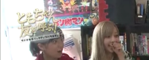 犬飼美奈の自室にキン肉マンのポスターが貼られている